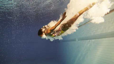 Getty Images Las mujeres se hunden en una piscina nublada en burbujas