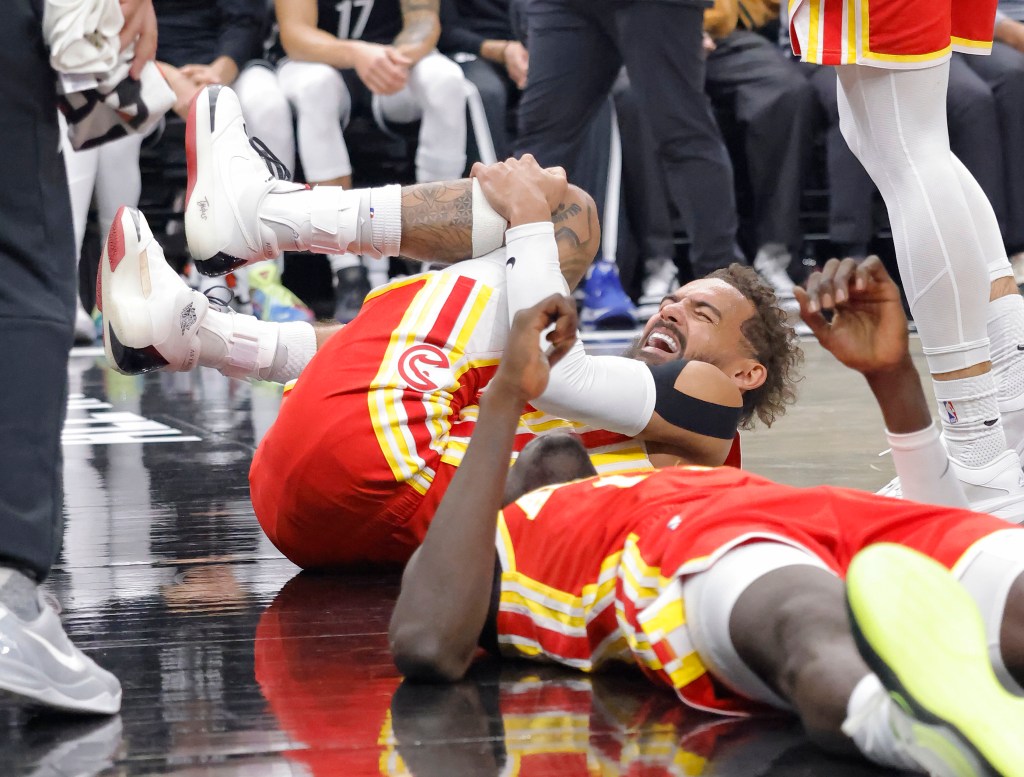 El junior de los Atlanta Falcons siente dolor mientras se arrodilla en la cancha.