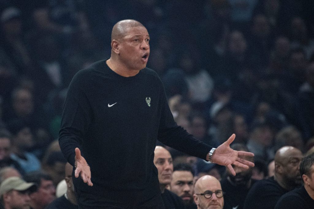 En la corte, Doc Teas vestía una camisa negra de manga larga con el logo de los Bucks.