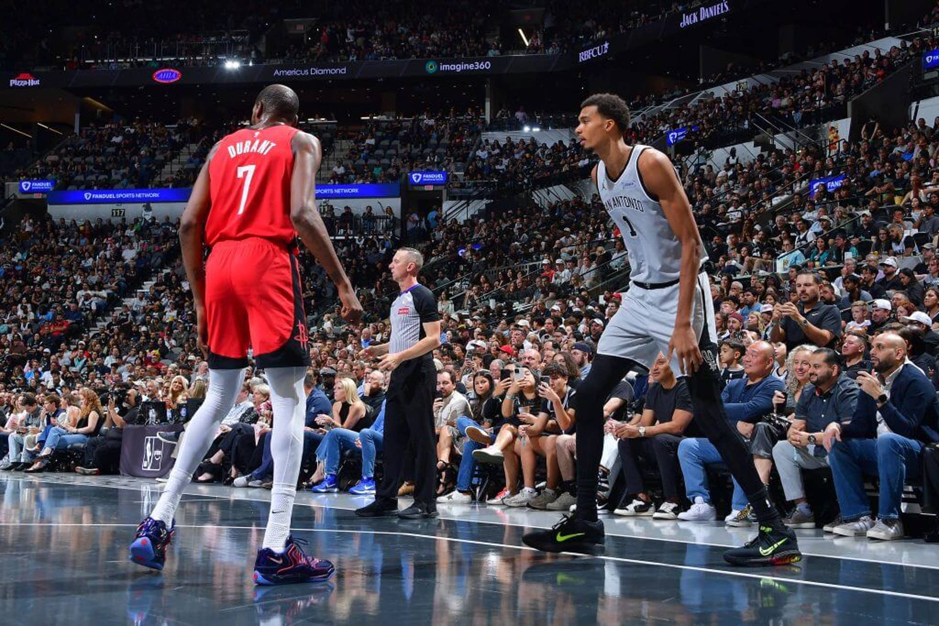 Kevin Durant defiende a Víctor Wembanyama.