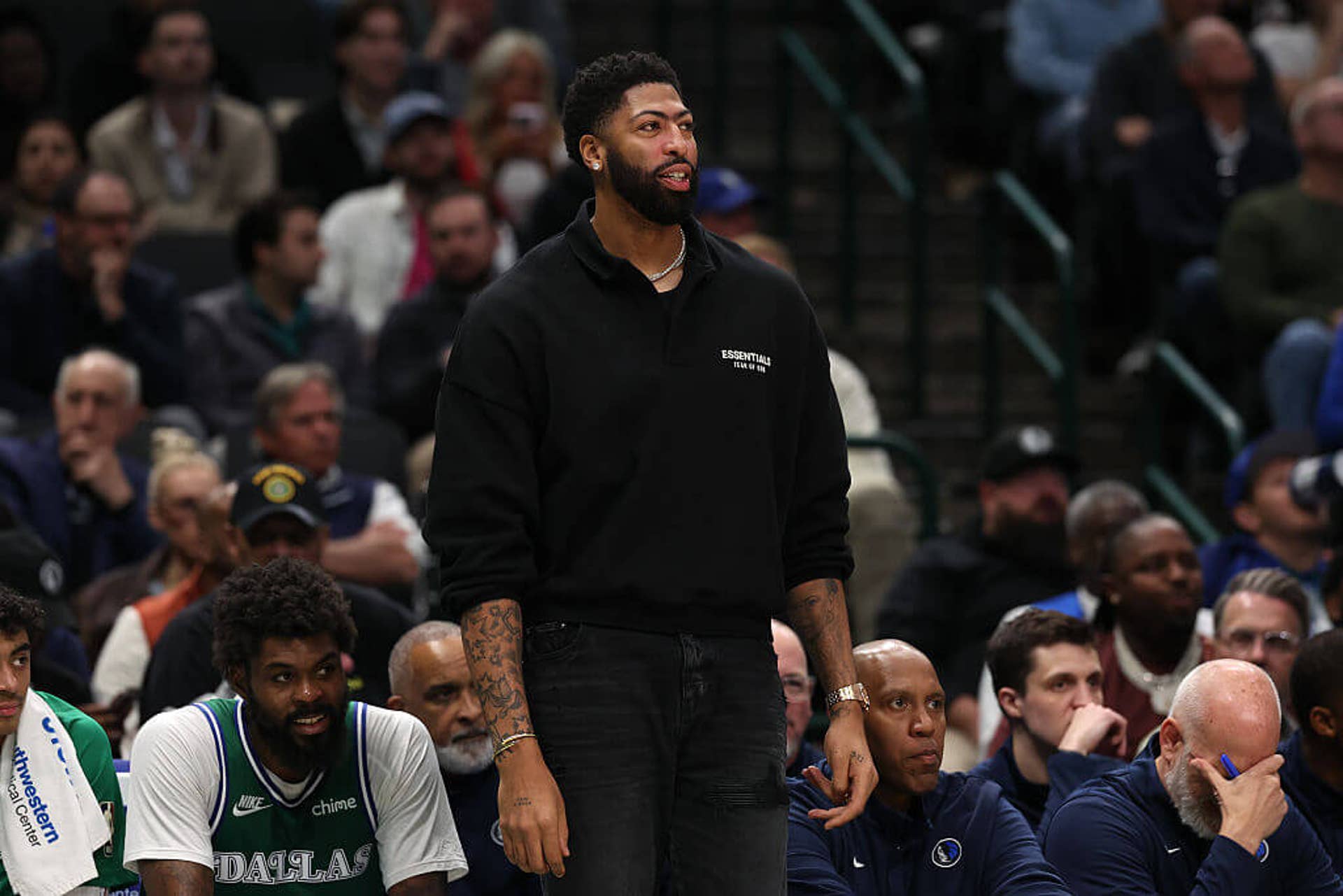 Anthony Davis observa desde las gradas durante un partido contra los Bucks.