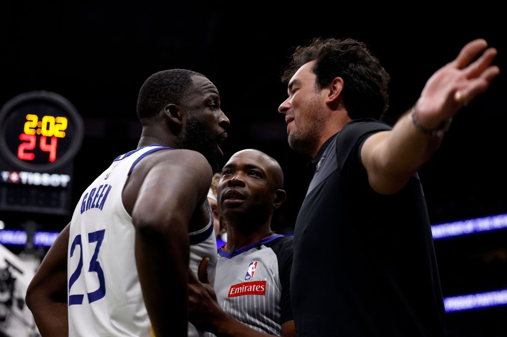 Draymond Green (23) de los Warriors aborda al fan de los Pelicans Sam Green (R.) durante el segundo cuarto el 16 de noviembre de 2025 en Nueva Orleans.