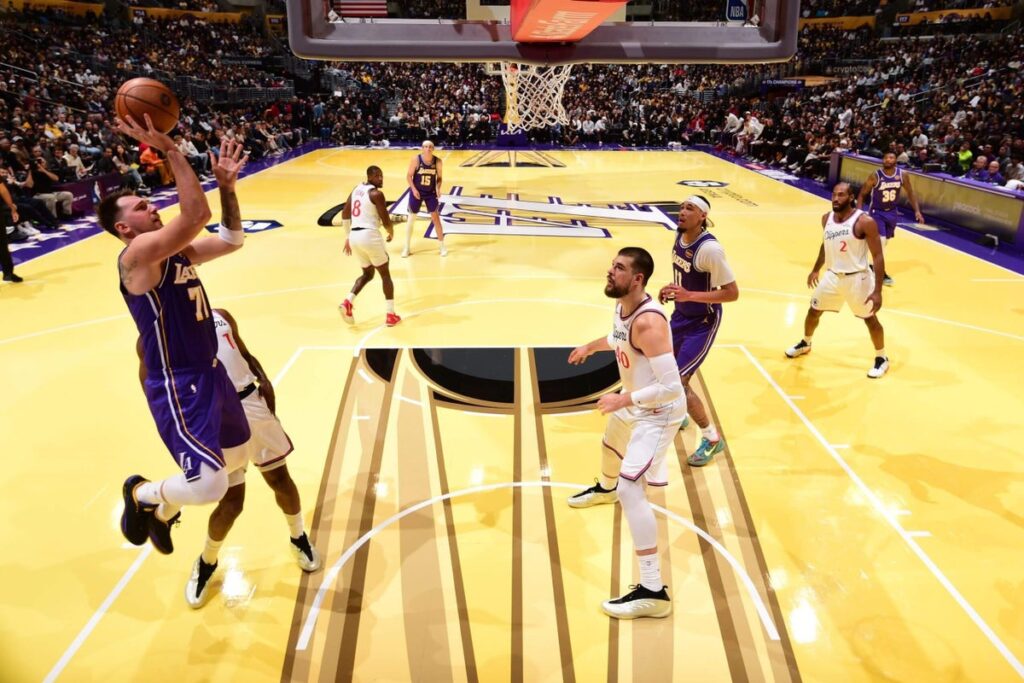 Luka Doncic de los Lakers conduce hacia la canasta durante un partido contra Los Angeles Lakers durante las Finales de la NBA 2025-26 en 2025.