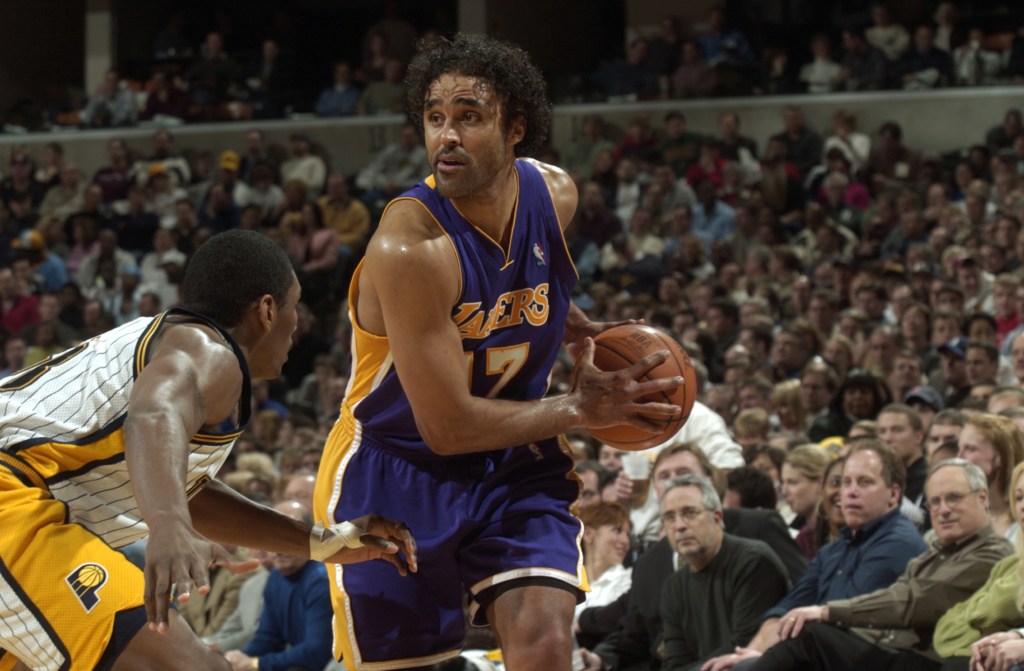 Ron Artest de los Indiana Pacers atrapa el balón durante un partido de Los Angeles Lakers en el Conseco Field el 23 de febrero de 2004 en Indianápolis, Indianápolis. 