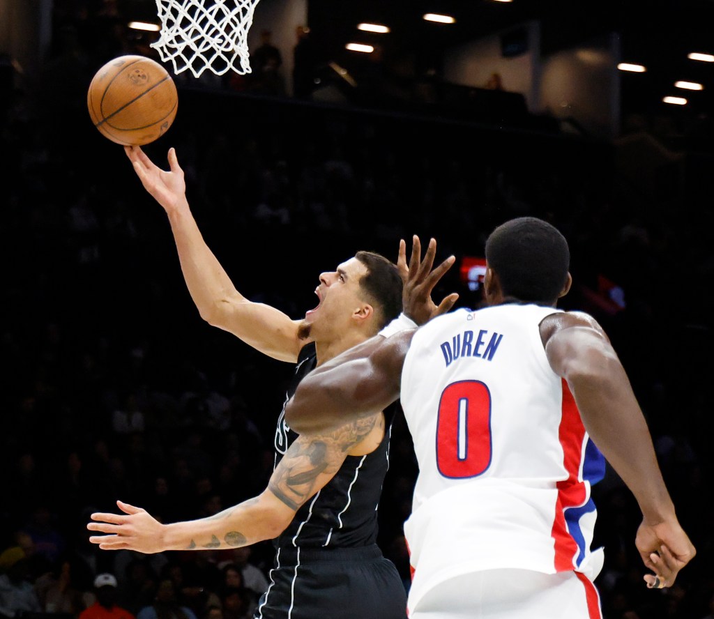 El centro de Detroit Pistons, Jalen Duren (R), hace un tiro durante la primera mitad en el Barclays Center en Brooklyn, Nueva York.
