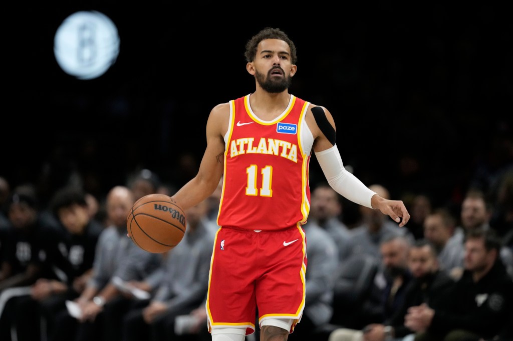 Los jóvenes de los Atlanta Hawks buscan pasar el balón.