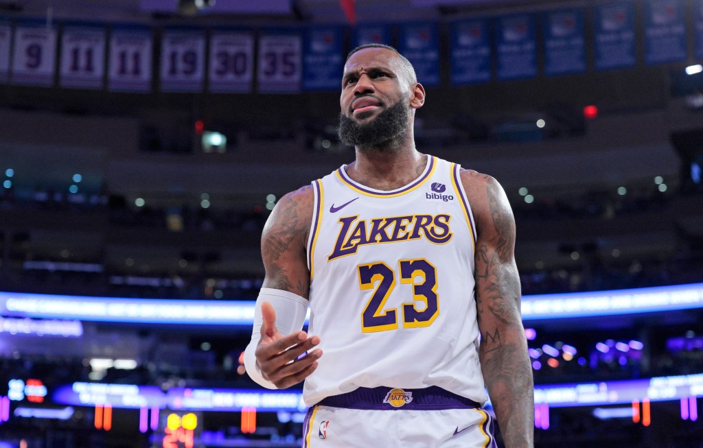 LeBron James discute con un árbitro durante la segunda mitad.