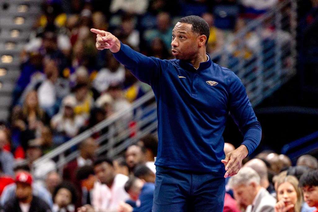 El entrenador en jefe de los New Orleans Pelicans, Willie Green, reacciona a una jugada.