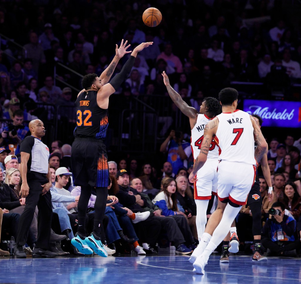 Karl-Anthony Towns anota un triple contra el Miami Heat.