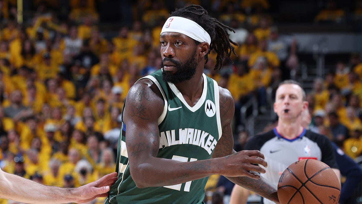 Patrick Beverly regatea el balón