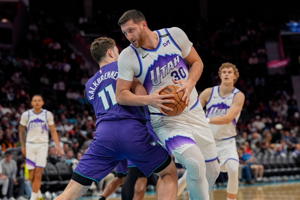 El centro de Utah Jazz, Jusuf Nurkic (30), con el centro de Charlotte Hornets, Ryan Kalkbrenner (11), tratando de correr el balón en la segunda mitad del centro del espectro (11).