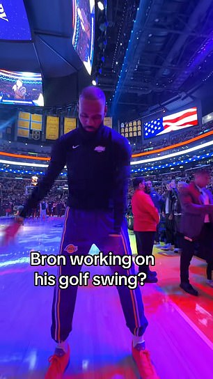 LeBron James ha sido criticado por jugar golf durante el himno nacional.