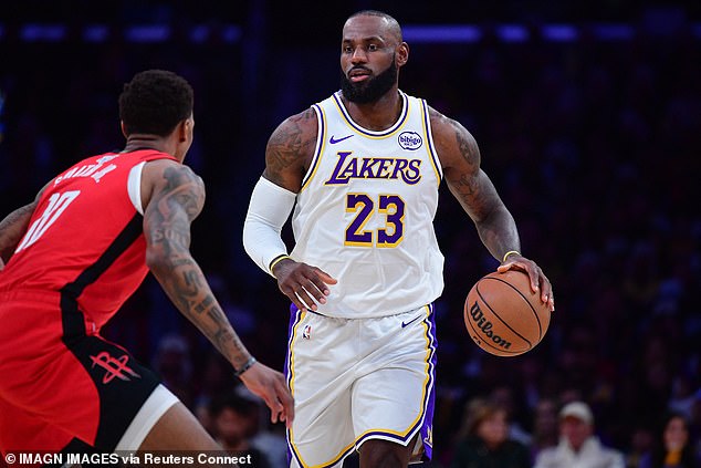 Desde entonces, los fanáticos han abucheado a la estrella de los Lakers por su teatralidad previa al juego.