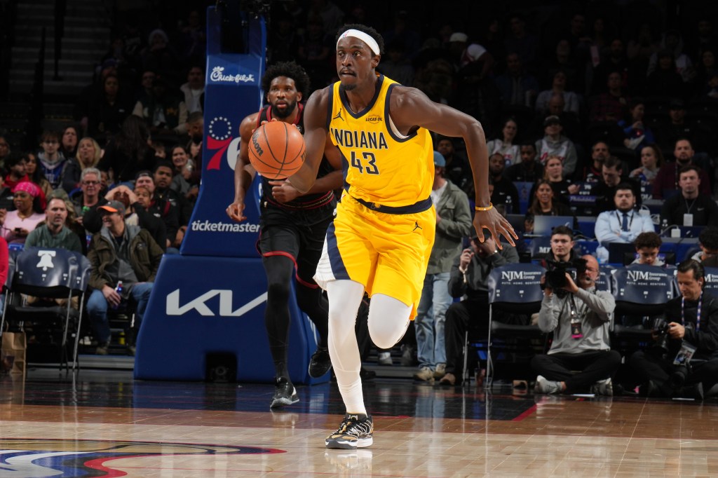 Pascal Siakam, de 43 años, de los Indiana Pacers dribla el balón durante el partido contra los 76ers de Filadelfia en el Wells Fargo Center el 12 de diciembre de 2025 en Filadelfia, Pensilvania.