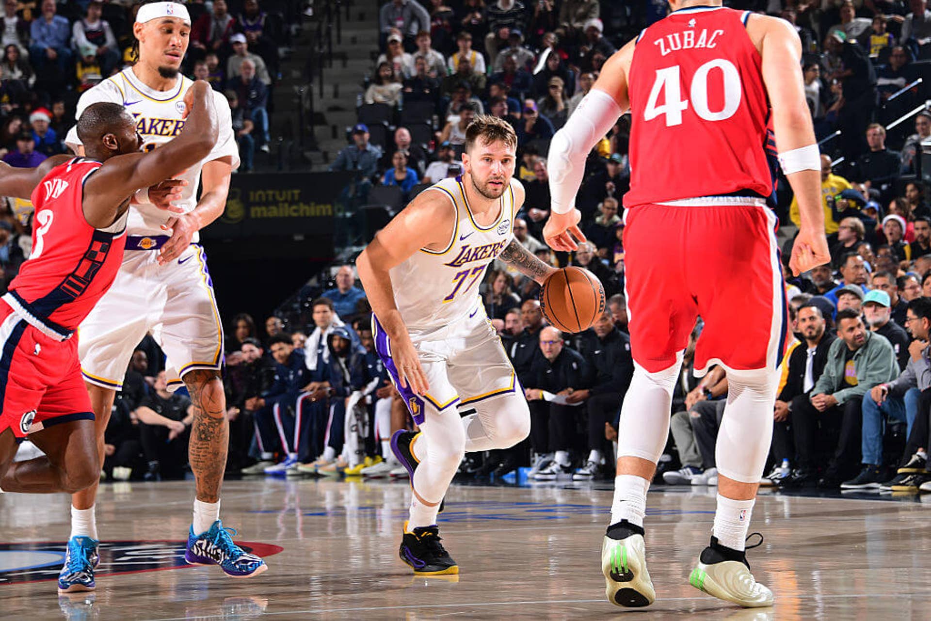 Luka Dončić mueve el balón durante el partido Lakers-Clippers.