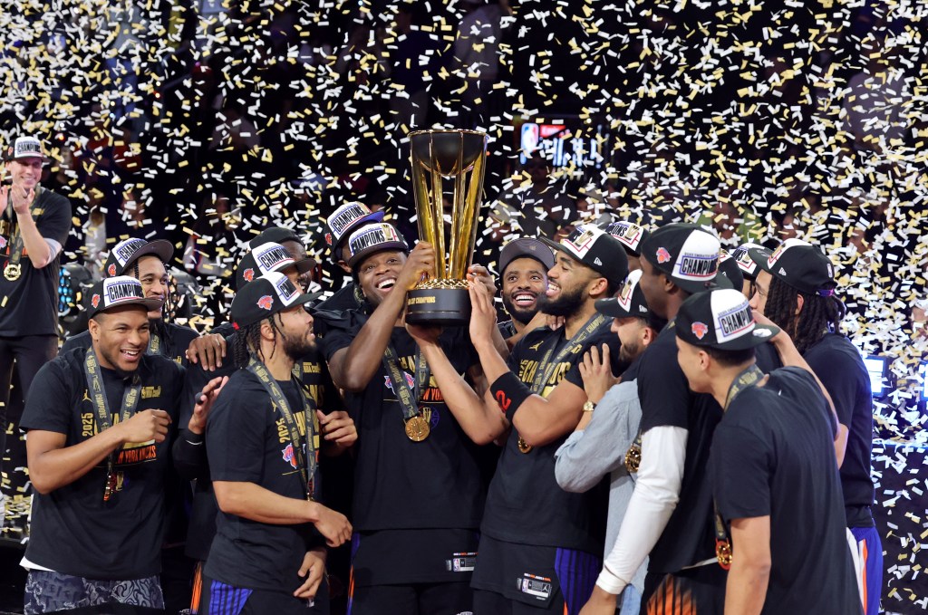 OG Anunoby (centro, derecha) y Karl-Anthony Towns ganan el campeonato de la Copa Emirates de la NBA después de que el equipo derrotara a los San Antonio Spurs 124-113. 