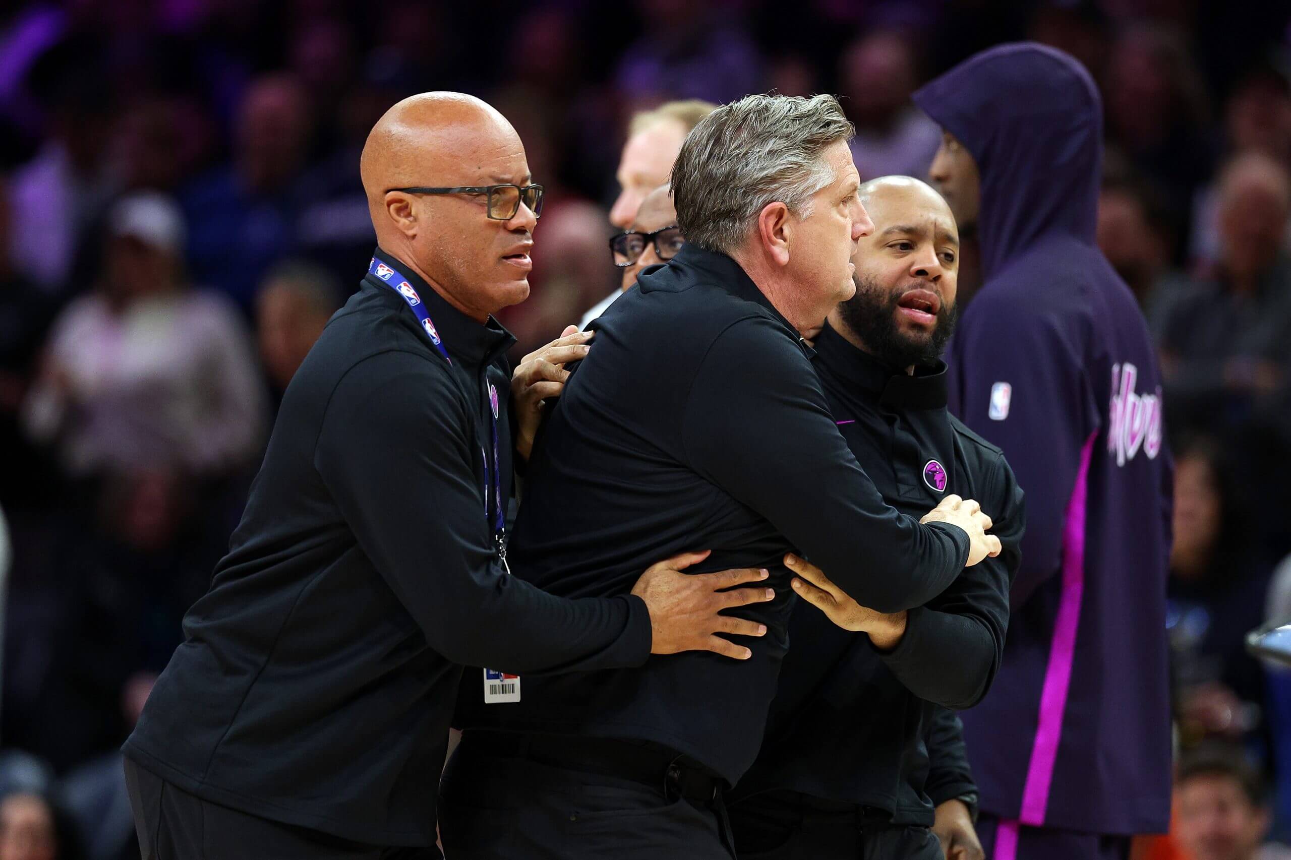 El entrenador en jefe de los Minnesota Timberwolves, Chris Finch, fue inmovilizado por el cuerpo técnico después de ser expulsado del juego.