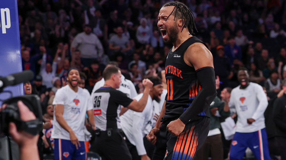 El guardia de los Knicks de Nueva York, Jalen Brunson (11), reacciona después de hacer una canasta durante la segunda mitad contra los Bucks de Milwaukee en el Madison Square Garden.