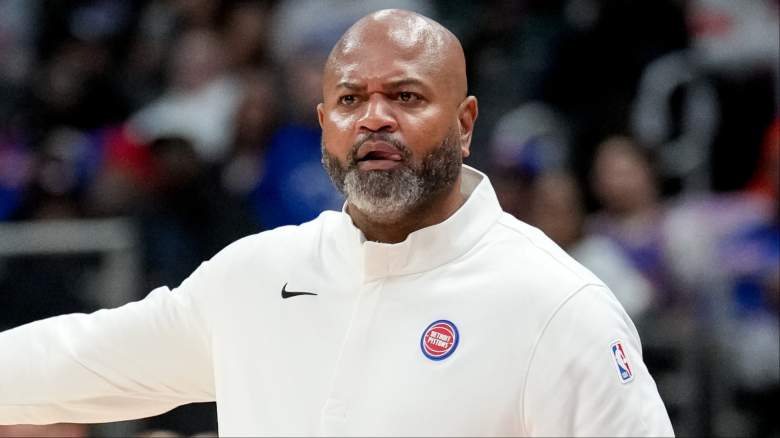 El entrenador en jefe de los Pistons, JB Bickerstaff