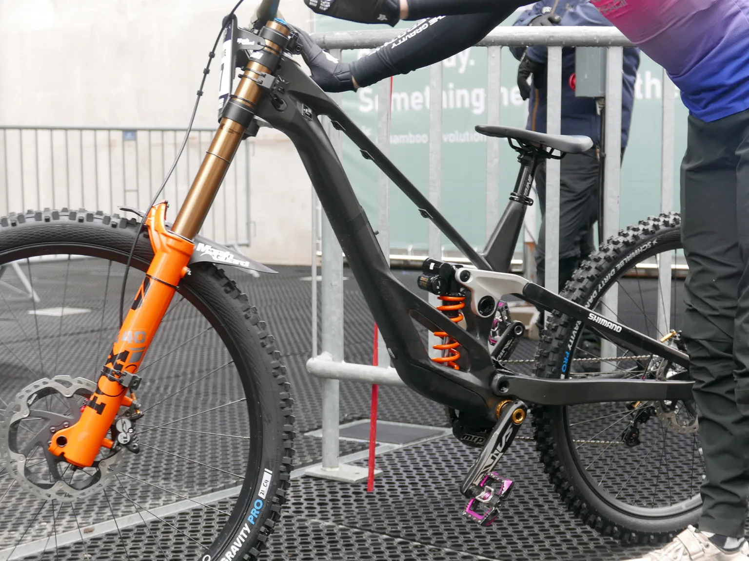 La bicicleta de descenso Orbea Rallon DH Carbon para la Copa del Mundo UCI Bielsko-Biała se bloqueará en el cuadro de Seagrave