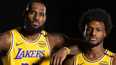 Imagen vía Getty LeBron James comparte un conmovedor momento padre-hijo con Bronny durante la aparición de Los Angeles Lakers en los cuartos de final de la NBA