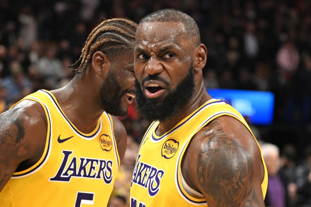LeBron James reacciona tras ganar con otro jugador detrás.