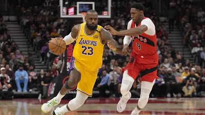 Los Angeles Lakers LeBron James vs Toronto Raptors (Imagen vía Getty). ¿LeBron James jugará contra los Philadelphia 76ers esta noche? Última actualización sobre el informe de lesiones de Los Angeles Lakers Star (7 de diciembre de 2025)