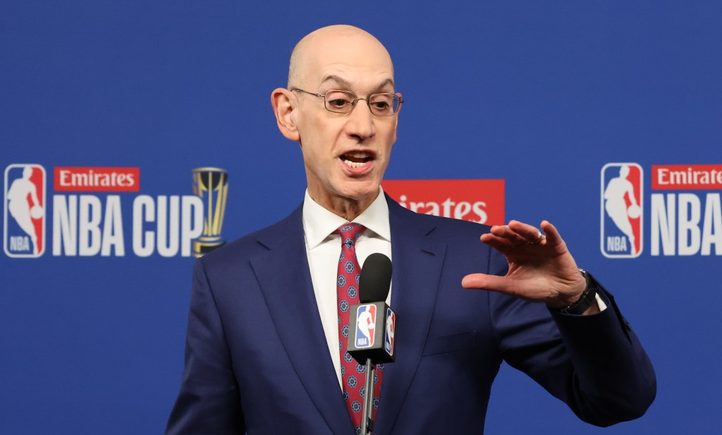 El comisionado de la NBA, Adam Silver, habló con los medios.