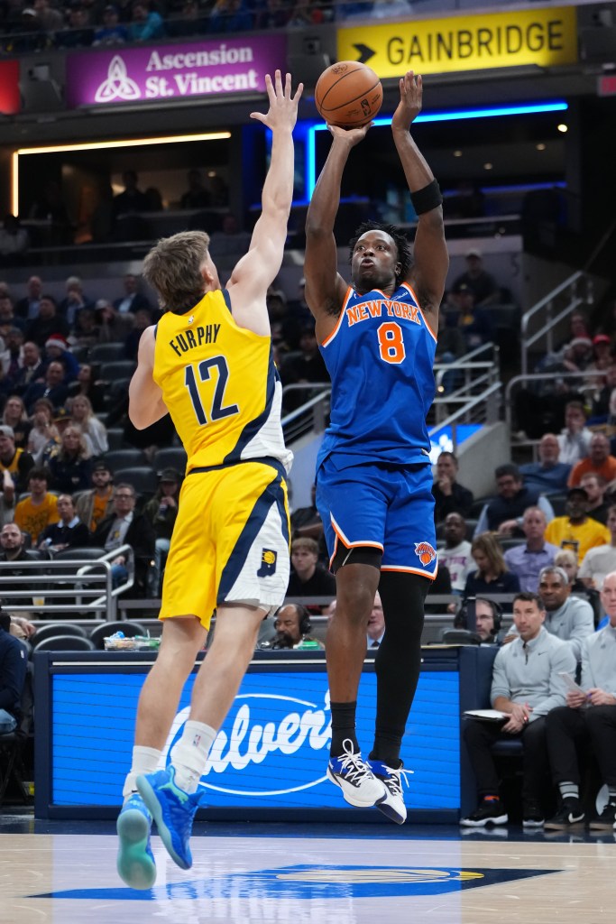 OG Anunoby de los New York Knicks dispara sobre Johnny Furphy de los Indiana Pacers.