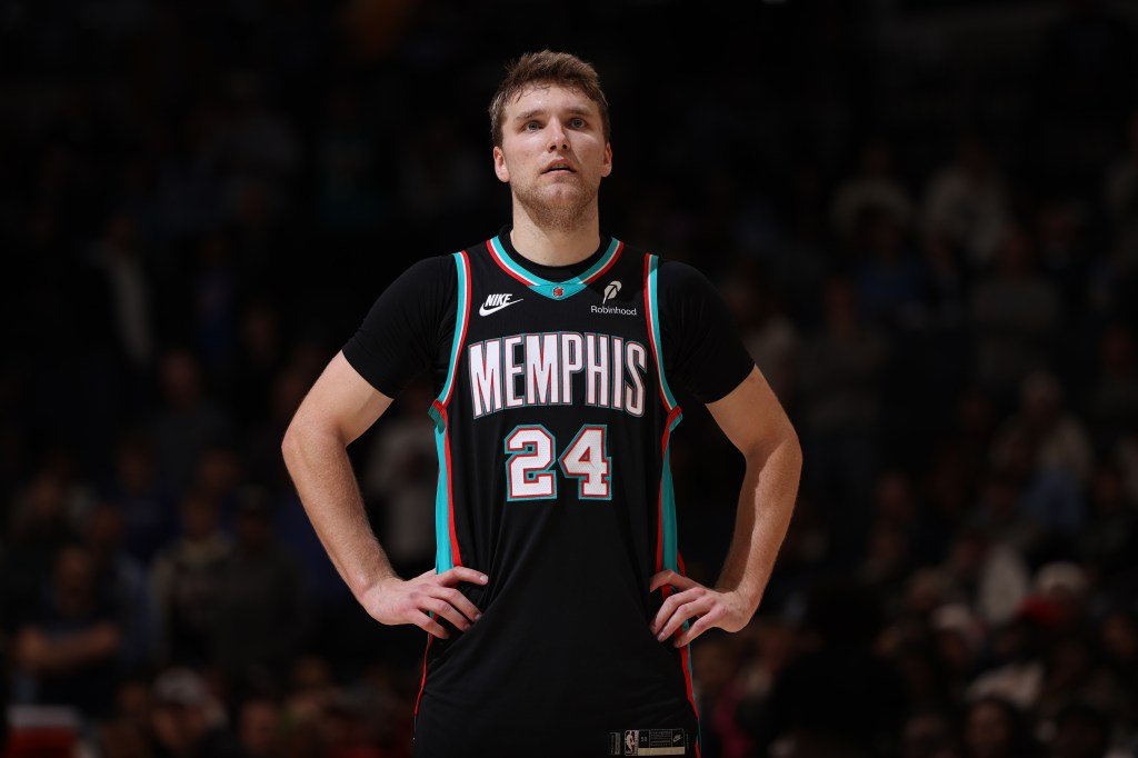 Cam Spencer #24 de los Memphis Grizzlies observa durante el juego.