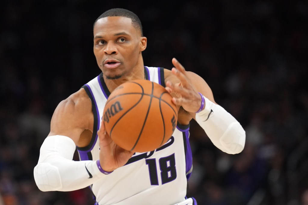 Un jugador de los Sacramento Kings recoge el balón durante un partido contra los Phoenix Suns.