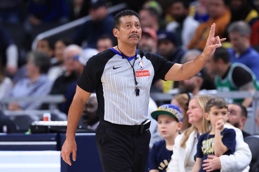 El árbitro Bill Kennedy hace la llamada durante el partido entre los Boston Celtics y los Indiana Pacers en Gainbridge Fieldhouse el 26 de diciembre de 2025 en Indianápolis, Indiana.