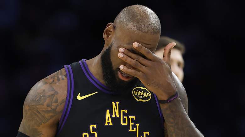 LOS ÁNGELES, CALIFORNIA - 30 DE DICIEMBRE: Lebron James # 23 de Los Angeles Lakers reacciona en la cancha durante la segunda mitad contra los Detroit Pistons en Crypto.com Arena el 30 de diciembre de 2025 en Los Ángeles, California. NOTA PARA EL USUARIO: Al descargar o utilizar esta fotografía, el Usuario reconoce y acepta expresamente que acepta los términos y condiciones del Acuerdo de licencia de Getty Images. (Foto de Ronald Martínez/Getty Images)