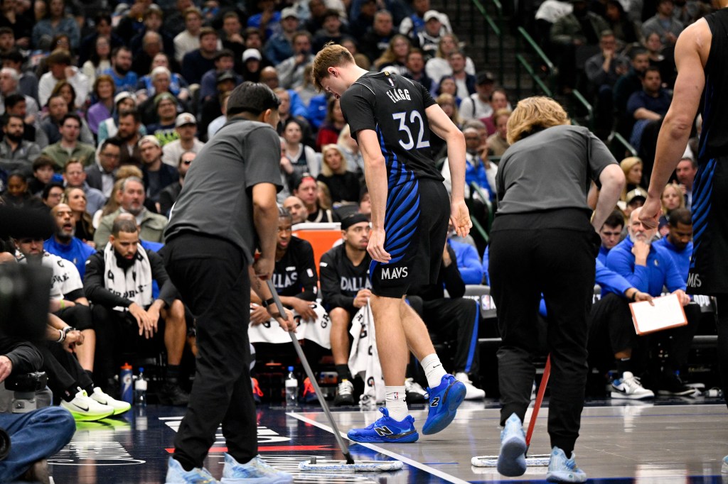 El delantero de Dallas Mavericks Cooper Flagg (32) abandona la cancha durante el segundo cuarto contra los Denver Nuggets en el American Airlines Center.