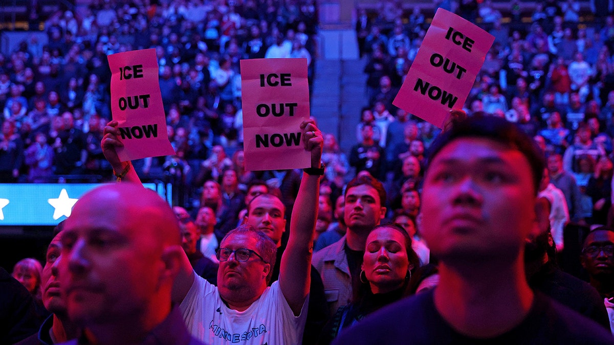 Protestas contra ICE durante un partido de la NBA