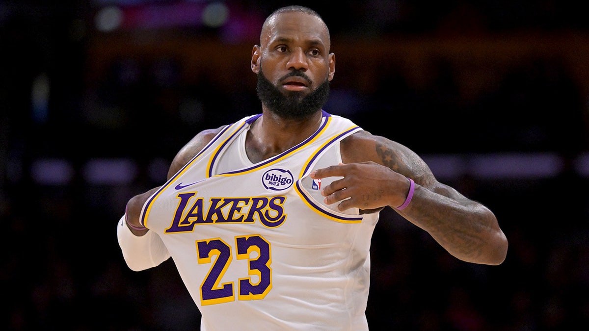 LeBron James se está ejercitando el pecho