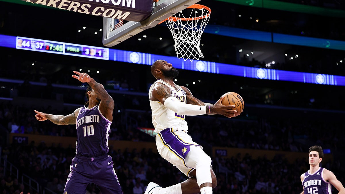 LeBron James va a por un mate