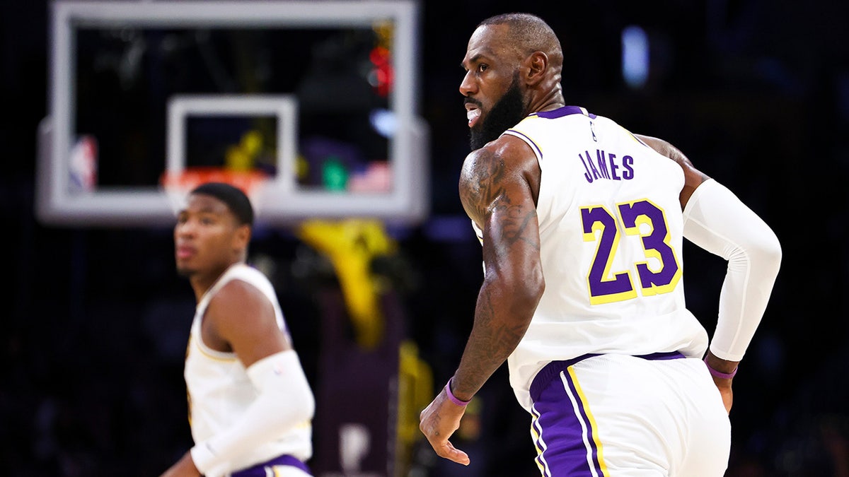 LeBron James mira hacia atrás