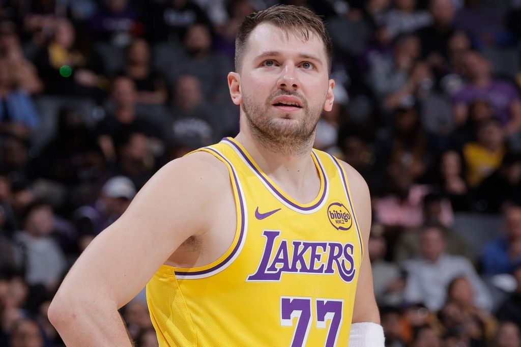 Un collage de fotos de 1 imágenes. La imagen 1 muestra a Luka Doncic #77 de Los Angeles Lakers.