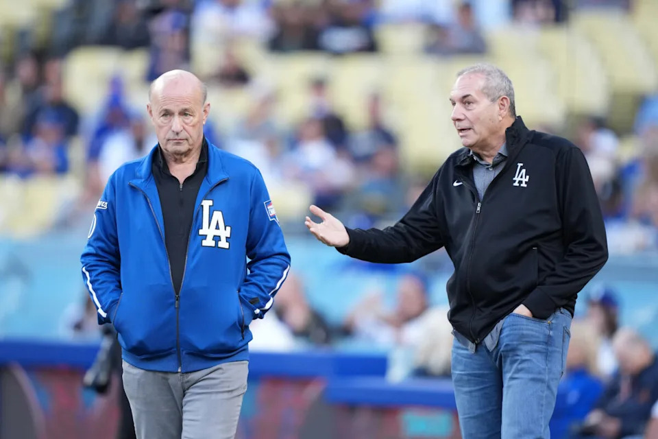 29 de abril de 2025; Los Ángeles, California, Estados Unidos; El presidente de los Dodgers de Los Ángeles, Stan Kasten (izquierda), y el vicepresidente ejecutivo, Lon Rosen, antes del partido contra los Marlins de Miami en el Dodger Stadium. Crédito obligatorio: Kirby Lee-Imagn Images