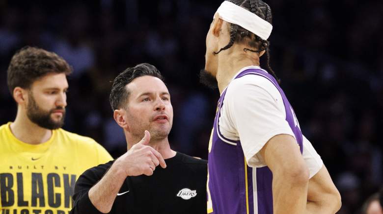 El entrenador en jefe de Los Angeles Lakers, JJ Redick, habla con el centro de Los Angeles Lakers, Jaxson Hayes (11), durante el partido contra el Oklahoma City Thunder.