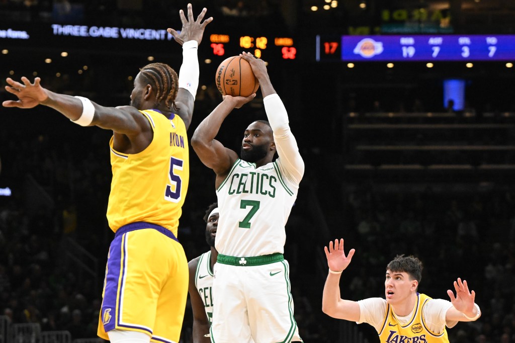 Jaylen Brown, de los Boston Celtics, dispara contra los Angeles Lakers.