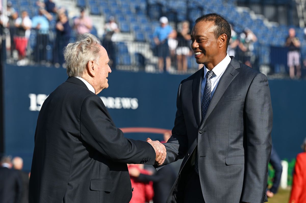 Jack Nicklaus le da la mano a Tiger Woods antes de la 150ª Cena de Campeones Pasados ​​del Abierto 