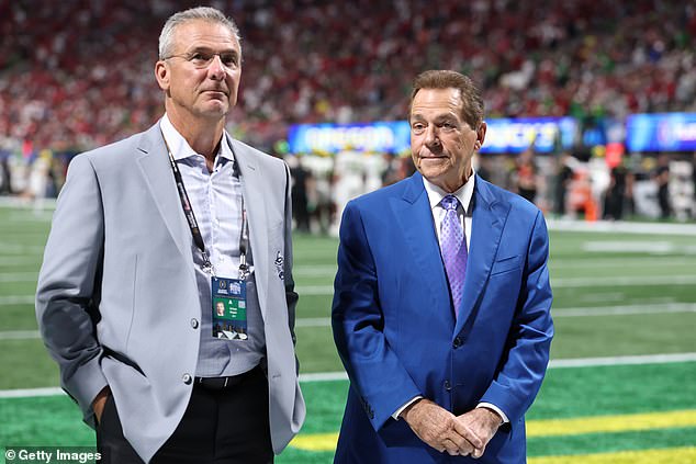 Además del gobernador de Florida, Ron DeSantis, y el presidente de los Yankees de Nueva York, Randy Levine, entre los invitados se encuentran Nick Saban (R) y Urban Meyer (L).