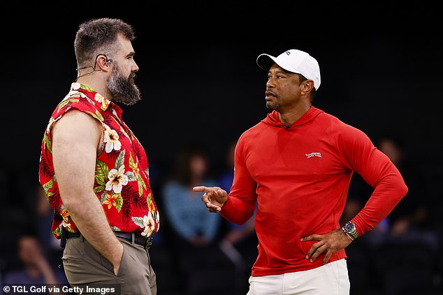 Woods fue visto charlando con el ex corredor de los Eagles, Jason Kelce, más temprano en la noche.