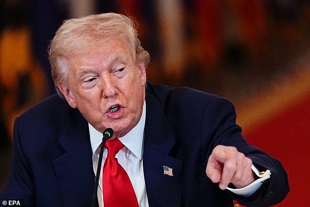 Trump atacó a la jueza Claudia Wilken y a su Corte Suprema por fallos que allanaron el camino para que los atletas universitarios recibieran su pago. También ha manifestado en repetidas ocasiones su deseo de que las cosas vuelvan a ser como antes y pagar a los deportistas menos de lo que pagan ahora.