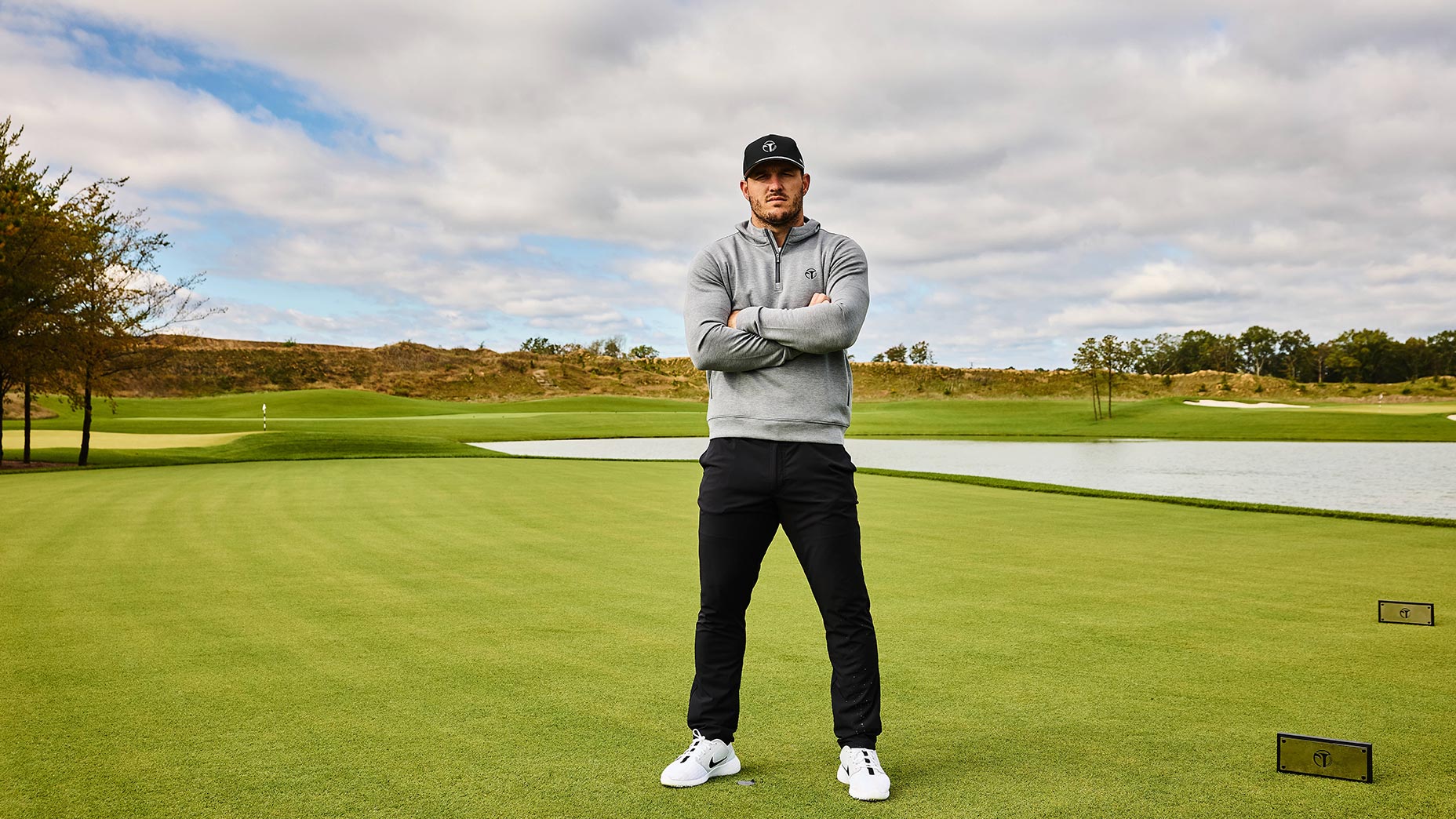 Mike Trout se cruza de brazos por la trucha nacional en una sesión de fotos de una revista de golf