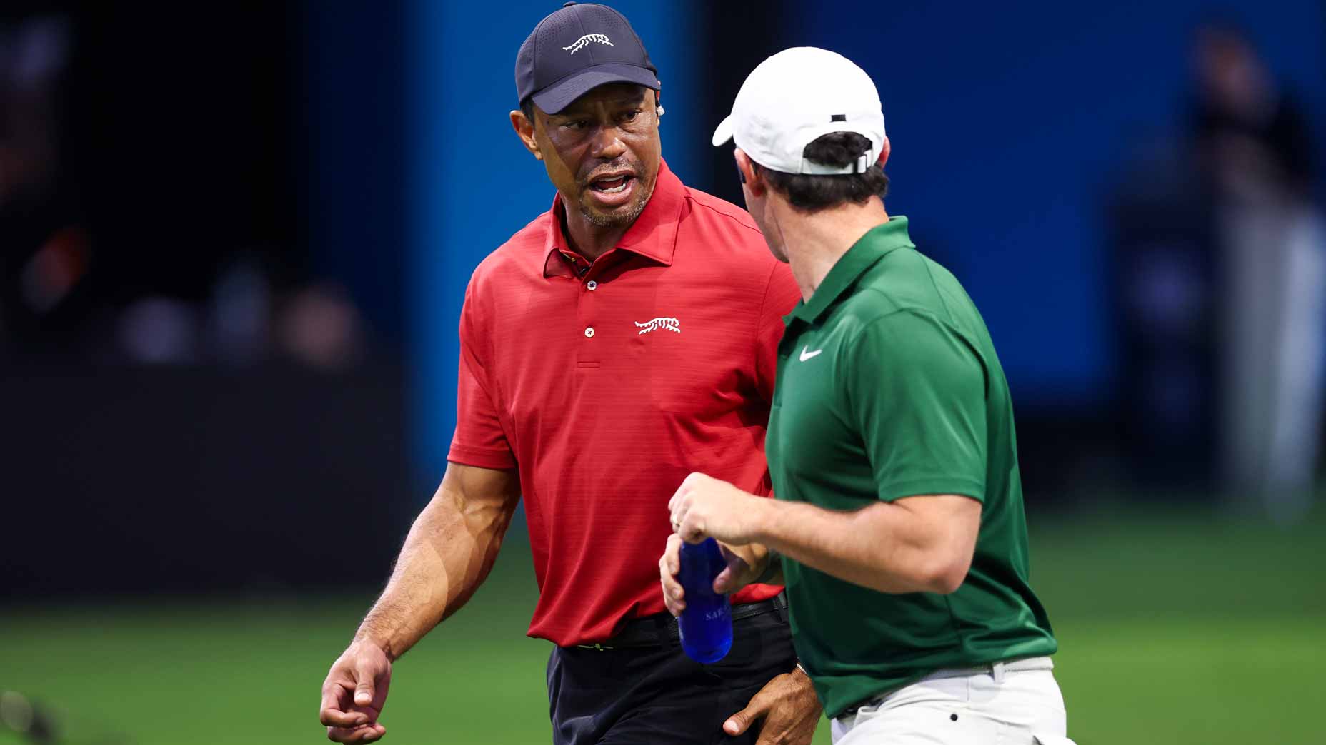 Tiger Woods habla con Rory McIlroy durante el partido TGL en el SoFi Center.
