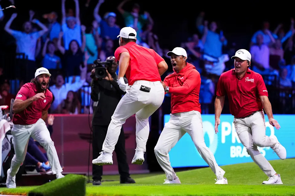 Tom Kim, de Jupiter Links GC, celebra con sus compañeros de equipo mientras hace birdies en el hoyo 14 durante un partido contra el Bay Golf Club en el SoFi Center el 3 de marzo de 2026 en Palm Beach Gardens, Florida.