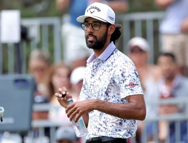 6 de abril de 2024; San Antonio, Texas, Estados Unidos; Akshay Bhatia se prepara para jugar en el hoyo 10 durante la tercera ronda del torneo de golf Valero Texas Open. Crédito obligatorio: Eric Williams-USA TODAY Deportes